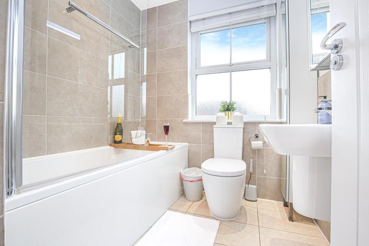 Yoko Property: Luxury 4-Bedroom House with Free Parking and Fast WiFi Milton Keynes Exterior photo