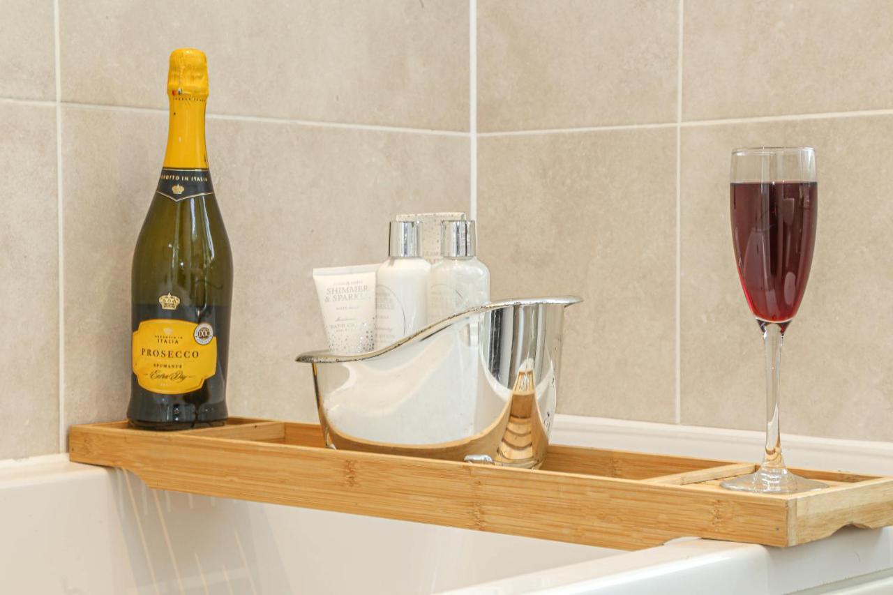 Yoko Property: Luxury 4-Bedroom House with Free Parking and Fast WiFi Milton Keynes Exterior photo